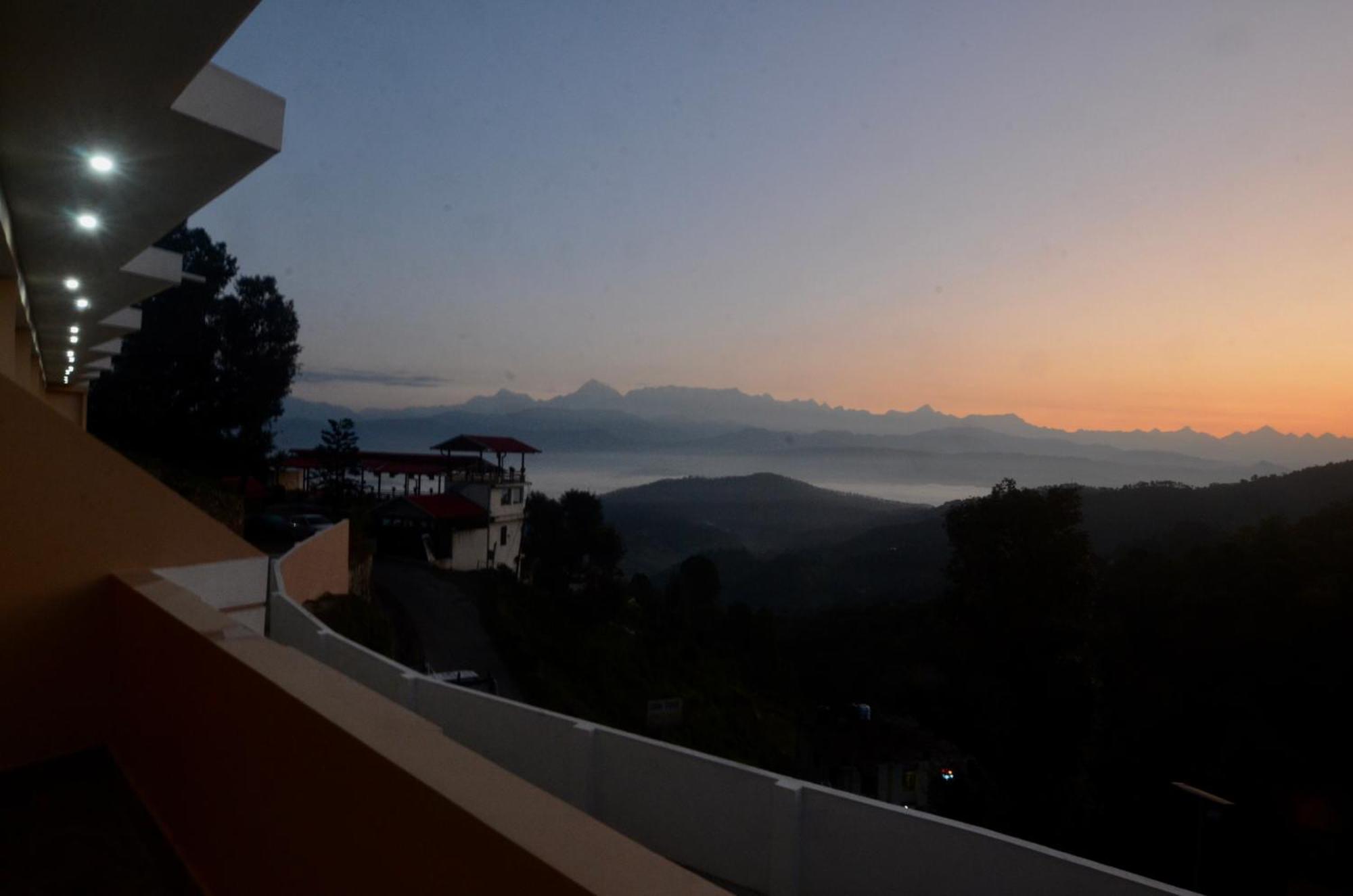 Uttarakhand Resort Kausani Eksteriør billede